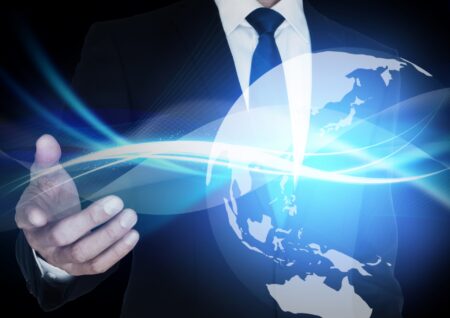 CEO室長◆新規事業立ち上げ/海外事業運営補佐 等◆登録者数40万人超 世界7拠点◆年間休日127日（4133）